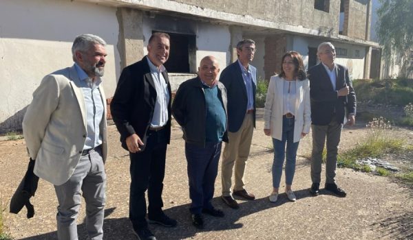 Fernández Tapia-Ruano, entre otros, ha visitado este lunes el edificio de La Isla para anunciar la adjudicación de las obras.