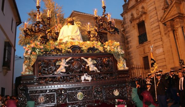 El paso del Cristo a su salida de la Iglesia de Santa Cecilia