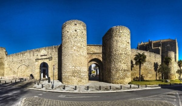 La muralla es la estructura que separaba el Mercadillo de la Necrópolis