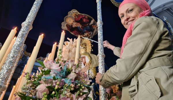 Loli Gamero, tras encender la vela de María Santísima Consuelo de las Tristezas.