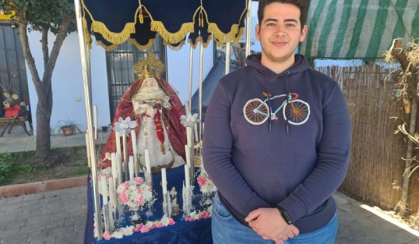 Urbano Muñoz junto al paso de palio de su Virgen, la Virgen de la Inmaculada.