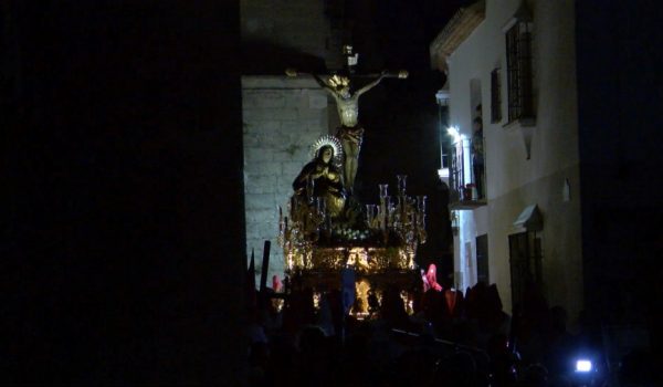 El trono del Santísimo Cristo de la Sangre y Nuestra Señora del Mayor Dolor en su salida