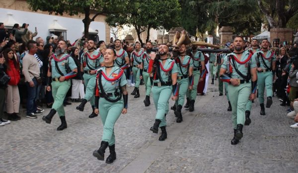 El Cristo de la Buena Muerte portada a hombros de caballeros legionarios