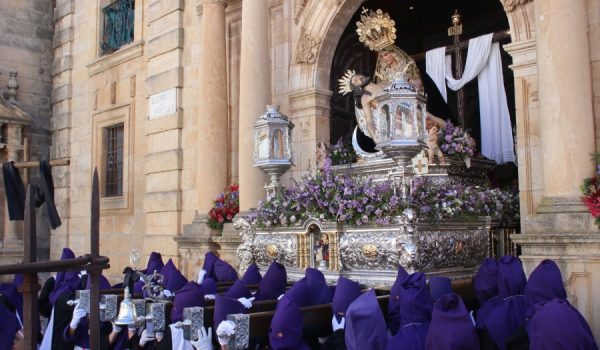 El trono de Nuestra Señora de las Angustias, saliendo de Santa Cecilia.