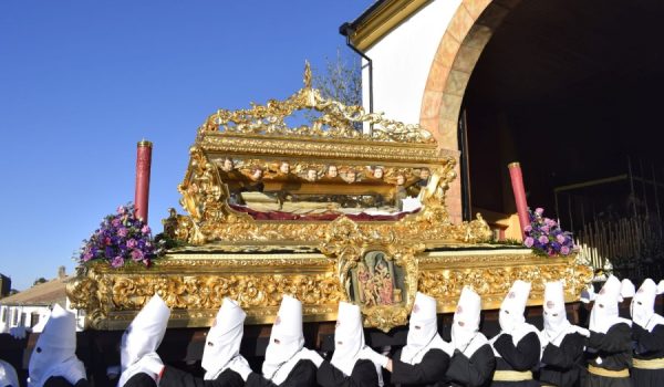 El trono del Cristo Yacente tras salida de la Casa Hermandad del Santo Entierro.