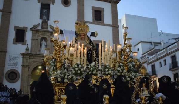 María Santísima en la Soledad, tras bajar la escalinata de la Merced.