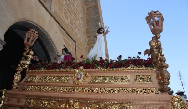 El paso del Cristo Resucitado a su salida desde la Iglesia del Espíritu Santo.