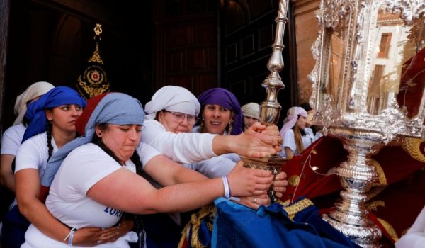 Costaleras de la Virgen de Loreto este Domingo de Resurrección, aguantando el palio en la salida.