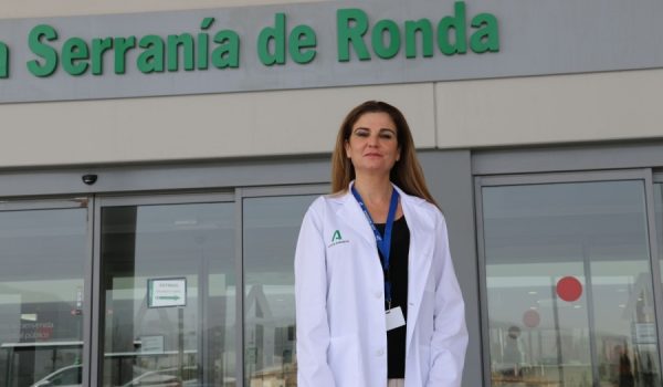 Carmen Guerrero en la puerta principal del Hospital de la Serranía de Ronda.