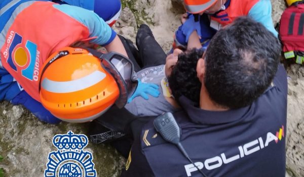 Además de los efectivos de Policía Nacional, en el rescate colaboraron bomberos, sanitarios y dos militares que se encontraban de visita en la ciudad