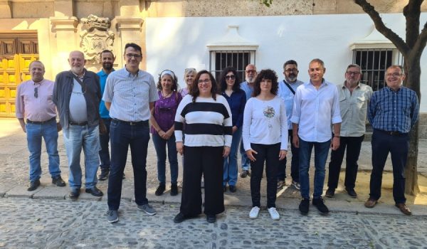Presentación de la candidatura de IU, Podemos y Más País este martes en la puerta del Ayuntamiento.