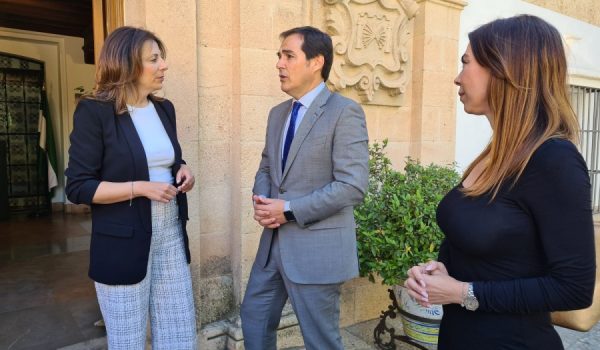 El consejero con la alcaldesa de Ronda y Teresa Pardo, delegada territorial de Justicia.