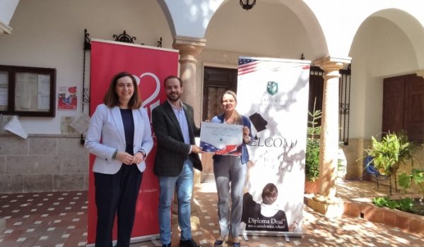 La concejala de Cristina Durán; Pablo Herrera, director del colegio; y María Campos, Area Manager de Academica Corporation.