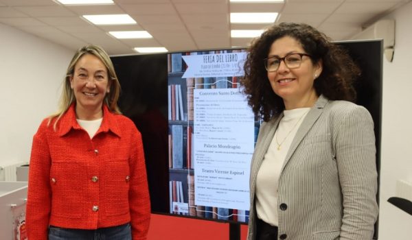 La delegada de Cultura junto a la autora Patricia Narváez en la presentación de las actividades
