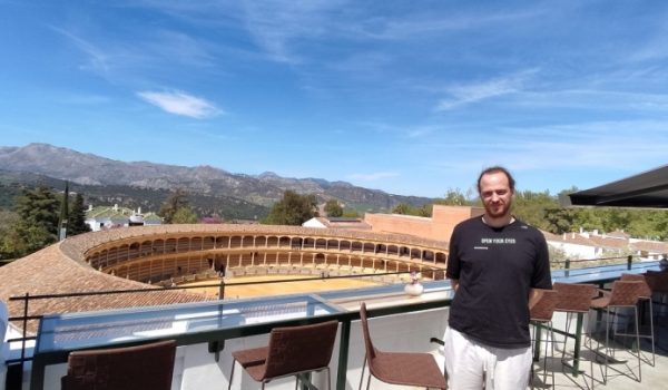 Derek Barbolla, CEO de la plataforma, frente a la plaza de toros