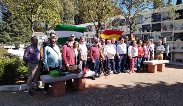 Grupo de participantes en la ofrenda floral del Partido Comunista y la Asociación Memoria Histórica Ronda.