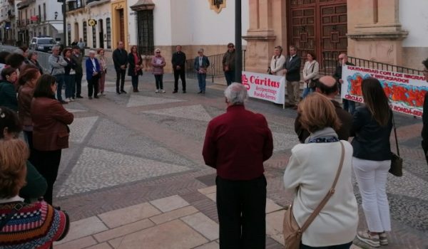 Unas 40 personas participaron en la acción frente a la iglesia del Socorro