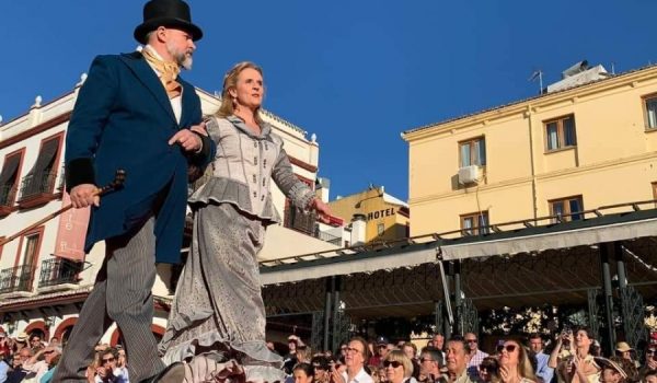 Una pareja ataviada conforme a la época, desfilando en la pasarela, que se situó junto a la plaza de toros.