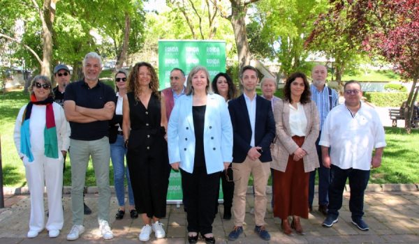 Barriga, en el centro, con la mayoría de los integrantes de su candidatura en la barriada de San Rafael.