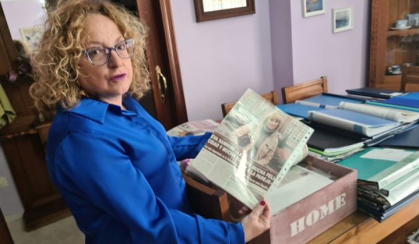 Mari Ángeles Ríos, en su casa con las cajas y carpetas con los recortes.