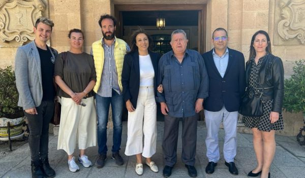 La alcaldesa, María de la Paz Fernández, junto a los homenajeados y los hijos de Carmen Alba