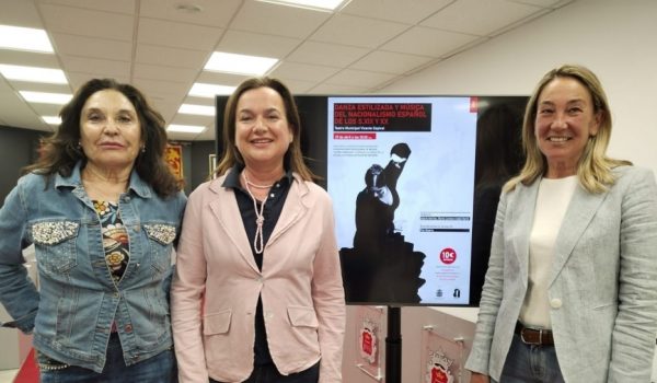 La delegada de Cultura, junto a Margarita Pavía y Pilar Becerra en la presentación del espectáculo