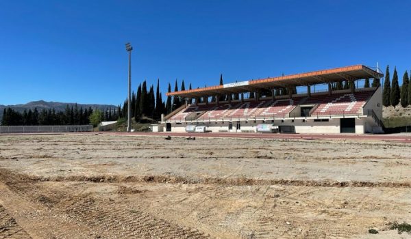 Estado actual de los trabajos en el campo de la Ciudad Deportiva, que se quedaron al 20% de su ejecución.