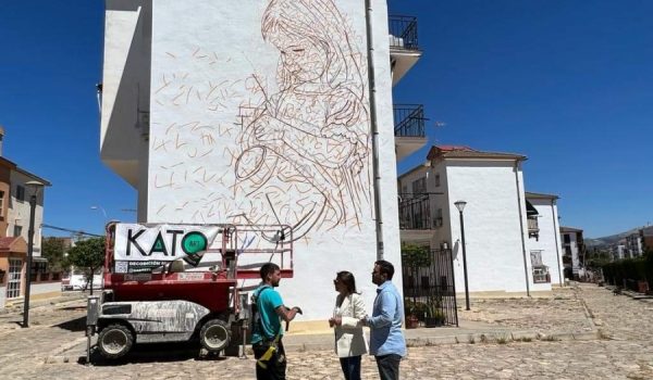 Kato ha iniciado este martes el primero de los murales en Las Sindicales.