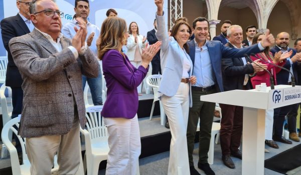 Juanma Moreno con María de la Paz Fernández, Patricia Navarro y el resto de candidatos.