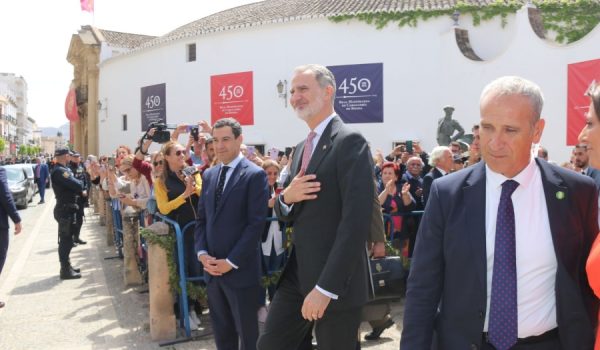 Felipe VI, saludando al público presente en Virgen de la Paz, junto con el presidente de la Junta de Andalucía, Juan Manuel Moreno Bonilla.