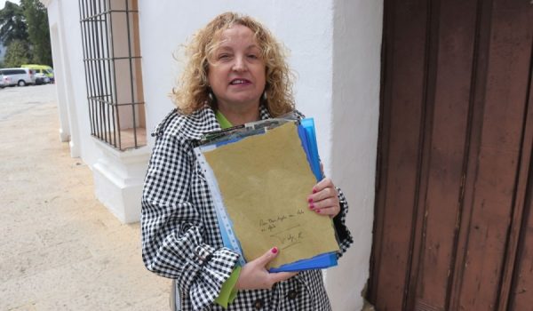 Mari Ángeles Ríos tras ser recibida por el Rey, mostrando la dedicatoria que le ha escrito.