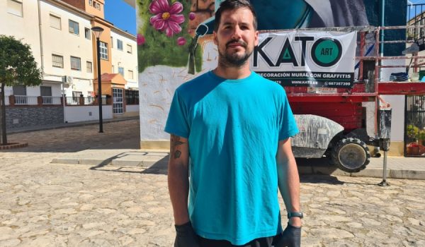 Kato, posa para Canal Charry en esta entrevista en Las Sindicales.