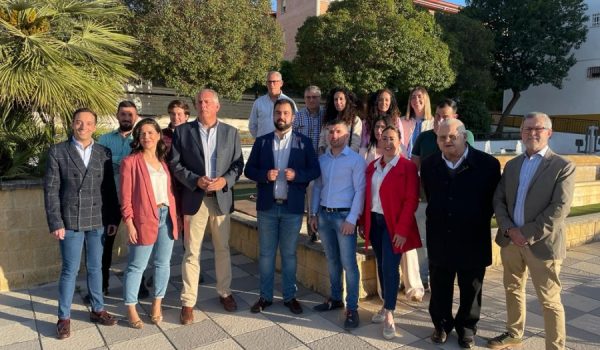 Mirasol con su equipo de Independientes Ronda en el acto de presentación.