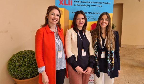 Por la izquierda, las hematólogas del Hospital de la Serranía, Dana Díaz, Reyes Jiménez y Gloria Moreno, que han organizado esta Reunión.