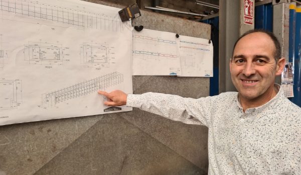 Fernando Gómez, técnico de esta empresa, muestra un plano de la infraestructura.