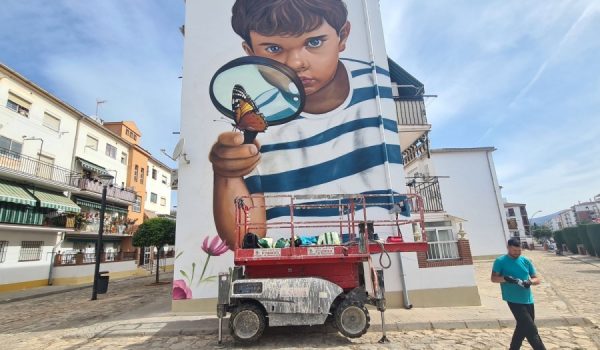 El segundo mural sigue el estilo del primero, con niños y la Naturaleza como protagonistas.