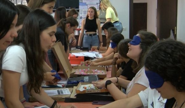 Alumnos en uno de los talleres organizados en la feria