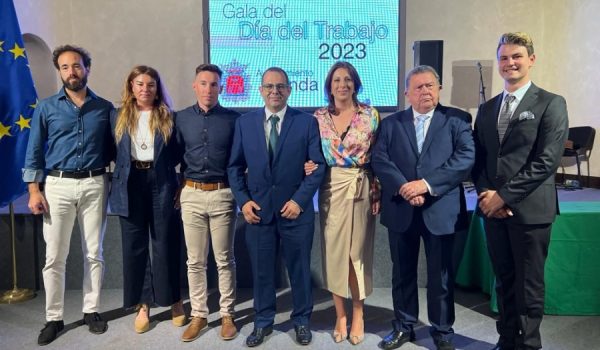 Los premiados, junto a la alcaldesa de Ronda