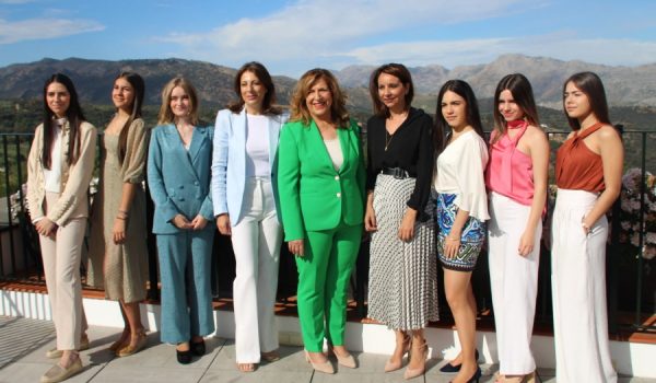 Las Damas Goyescas y la Presidenta, junto a la alcaldesa y la delegada de Fiestas en el Hotel Catalonia Ronda