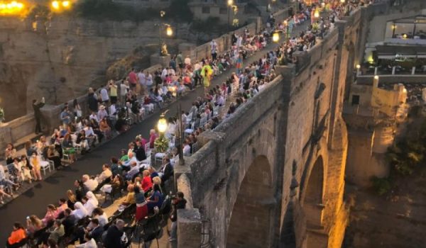 El Puente Nuevo durante la Vértigo Fashion Bridge 2022