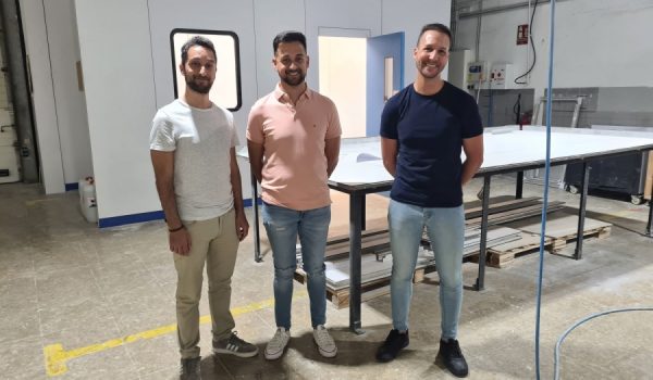 Por la izquierda, Thair y Amir Hassan y Raúl Castillo, en las instalaciones de su empresa en la antigua Ford.