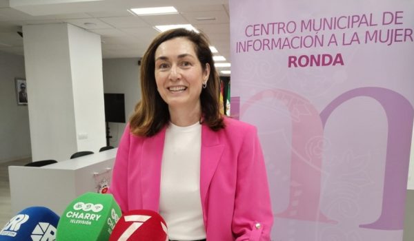 Cristina Durán durante la presentación de los talleres