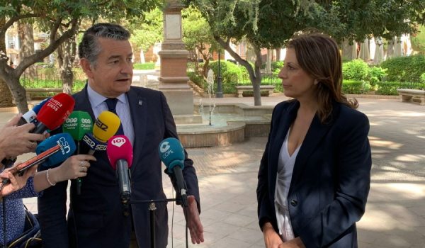 Antonio Sanz y María de la Paz Fernández, este miércoles frente al Ayuntamiento.