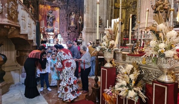 Visita de escolares rondeños a la Reina de la Serranía, en Santa María.