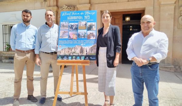 Presentación del cartel este miércoles con la alcaldesa y los ediles Jesús Vázquez y Juan Carlos González, además de un técnico municipal.