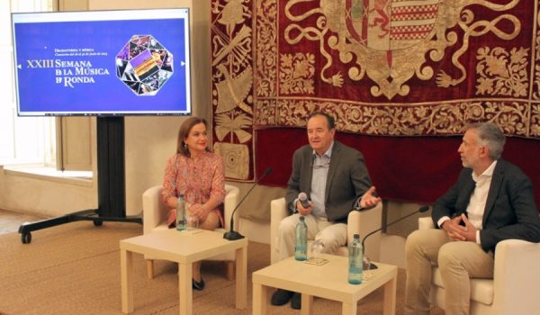 Presentación a cargo de Ignacio Herrera, con Margarita Pavía y Juan Luis de la Rosa.