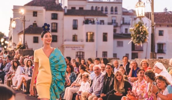 Una de las modelos de Ágatha Ruiz de la Prada en la primera edición del desfile