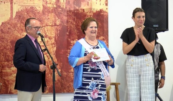 Francisco Jiménez, presidente de AMARO; Elisa Moreno, Madre AMARO 2023; y la alcaldesa, María de la Paz Fernández.