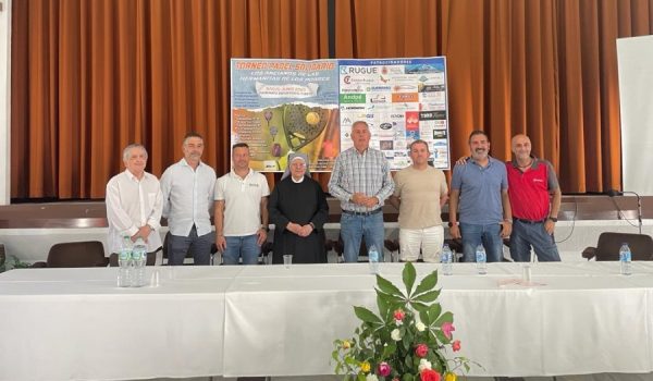 Los encargados de anunciar del torneo junto a Sor María de los Ángeles, Hermanita de los Pobres y Carlos Mirasol, delegado de Deportes