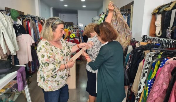 Guerrero atiende a una cliente en la nueva sede del establecimiento.